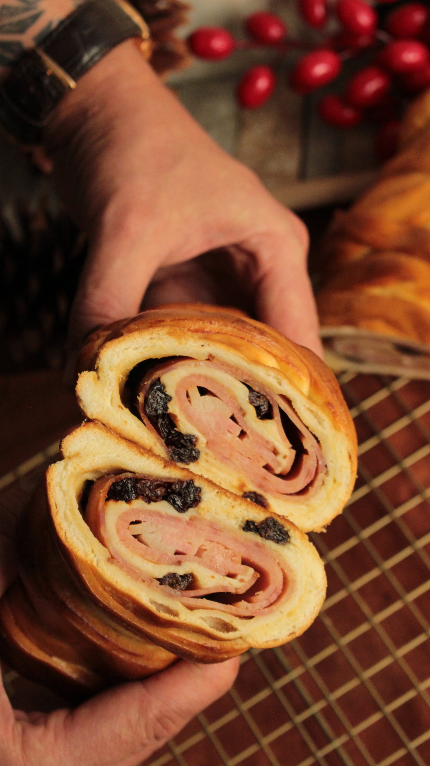 Pan jamón, tocineta, aceitunas y uvas pasas
