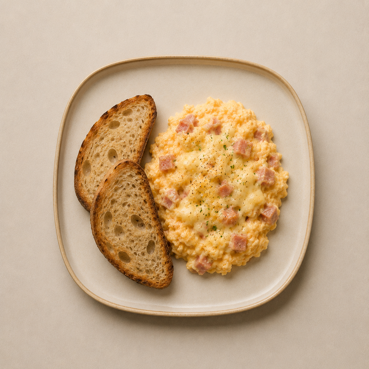 Huevos revueltos con jamón ahumado y queso campesino