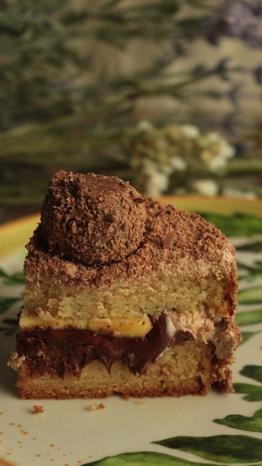Torta de banano, chocolate y trufas por porción