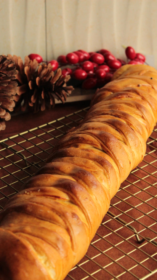 Pan jamón, tocineta, aceitunas y uvas pasas